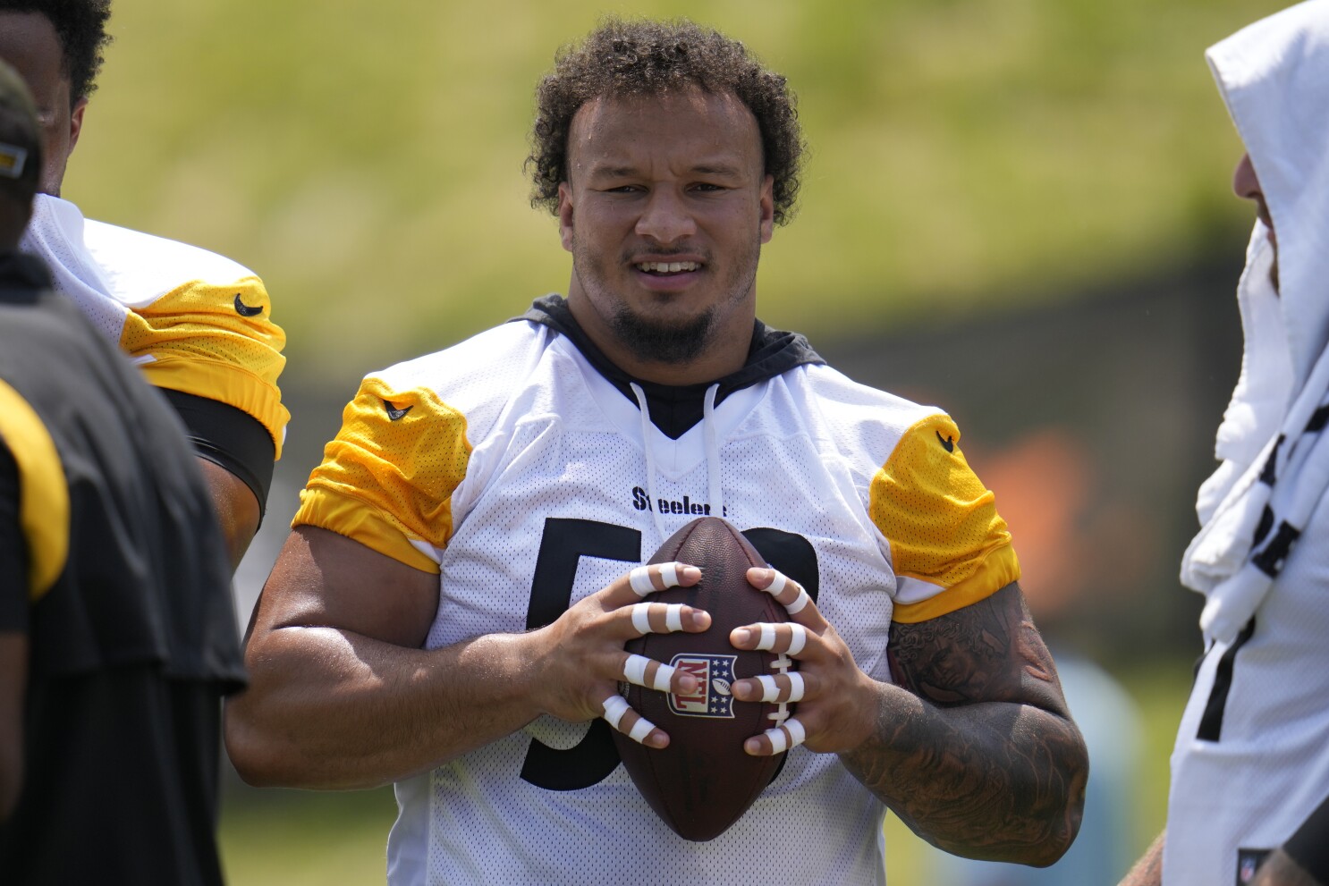 Steelers rookie guard Kevin Dotson leaves practice with knee