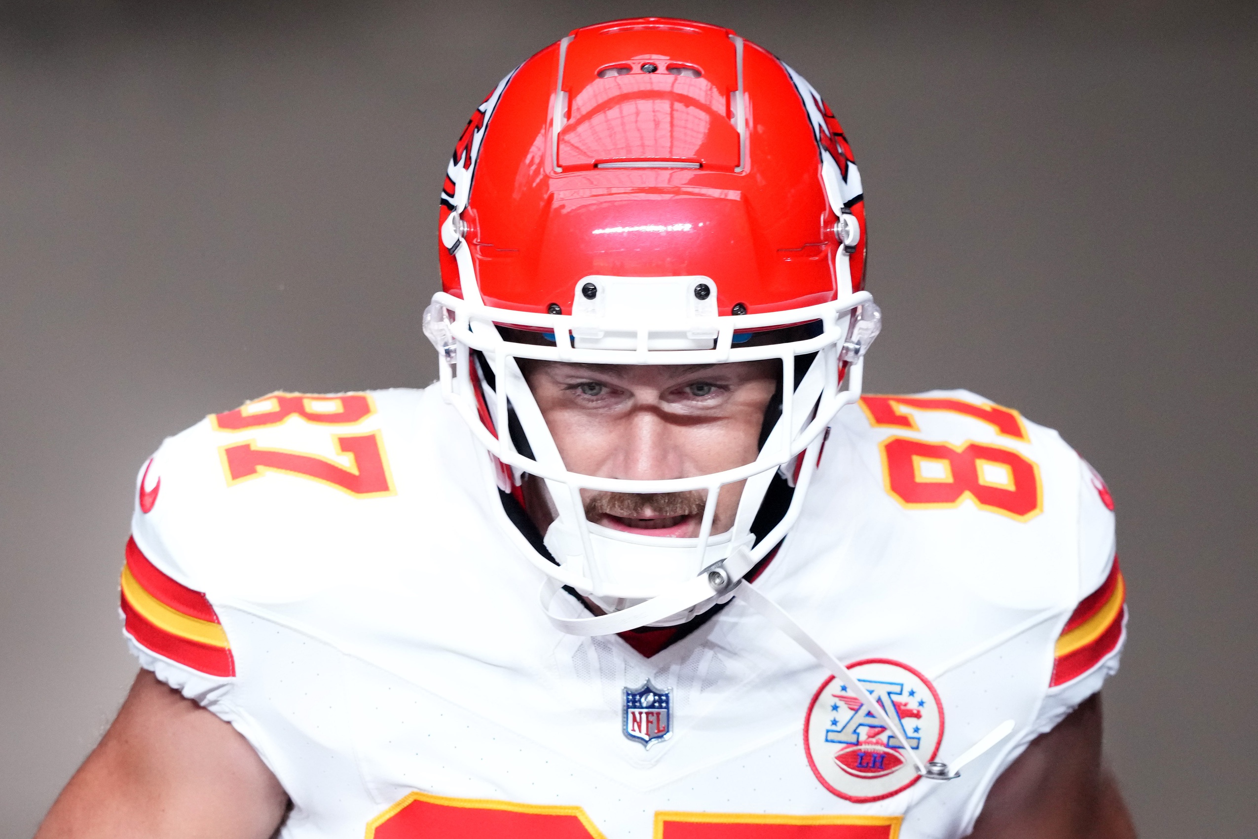 Travis Kelce hyperextends knee, status uncertain for Thursday night